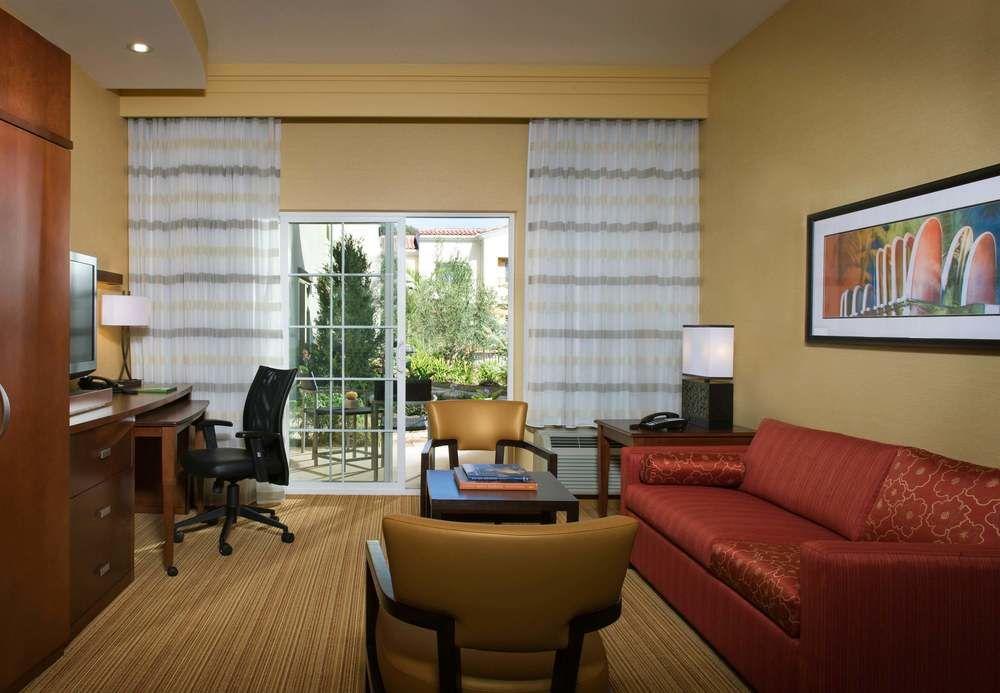 Courtyard By Marriott Santa Barbara Goleta Hotel Buitenkant foto