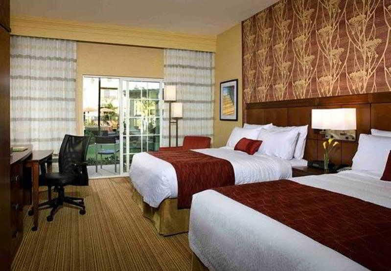 Courtyard By Marriott Santa Barbara Goleta Hotel Buitenkant foto