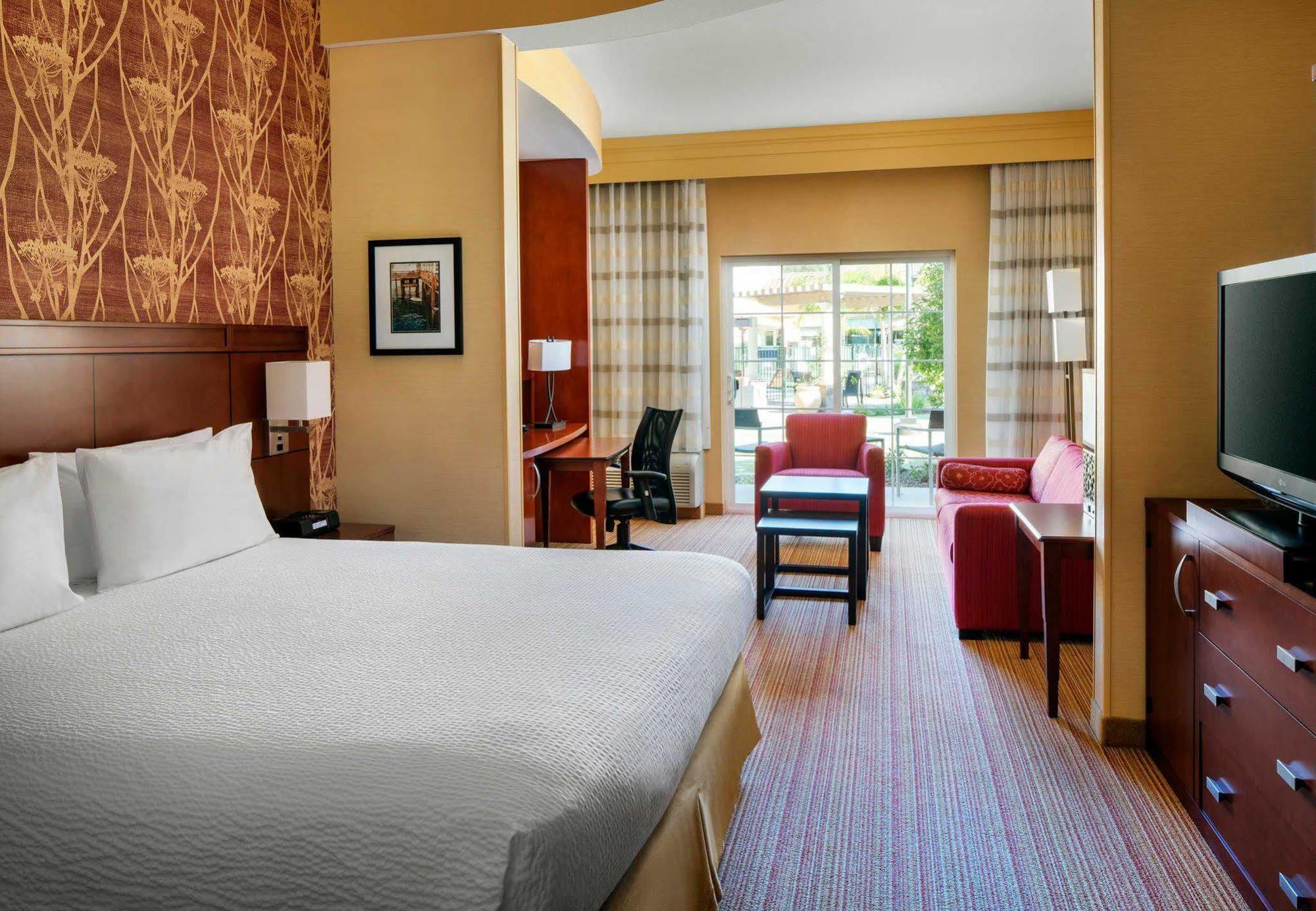 Courtyard By Marriott Santa Barbara Goleta Hotel Buitenkant foto